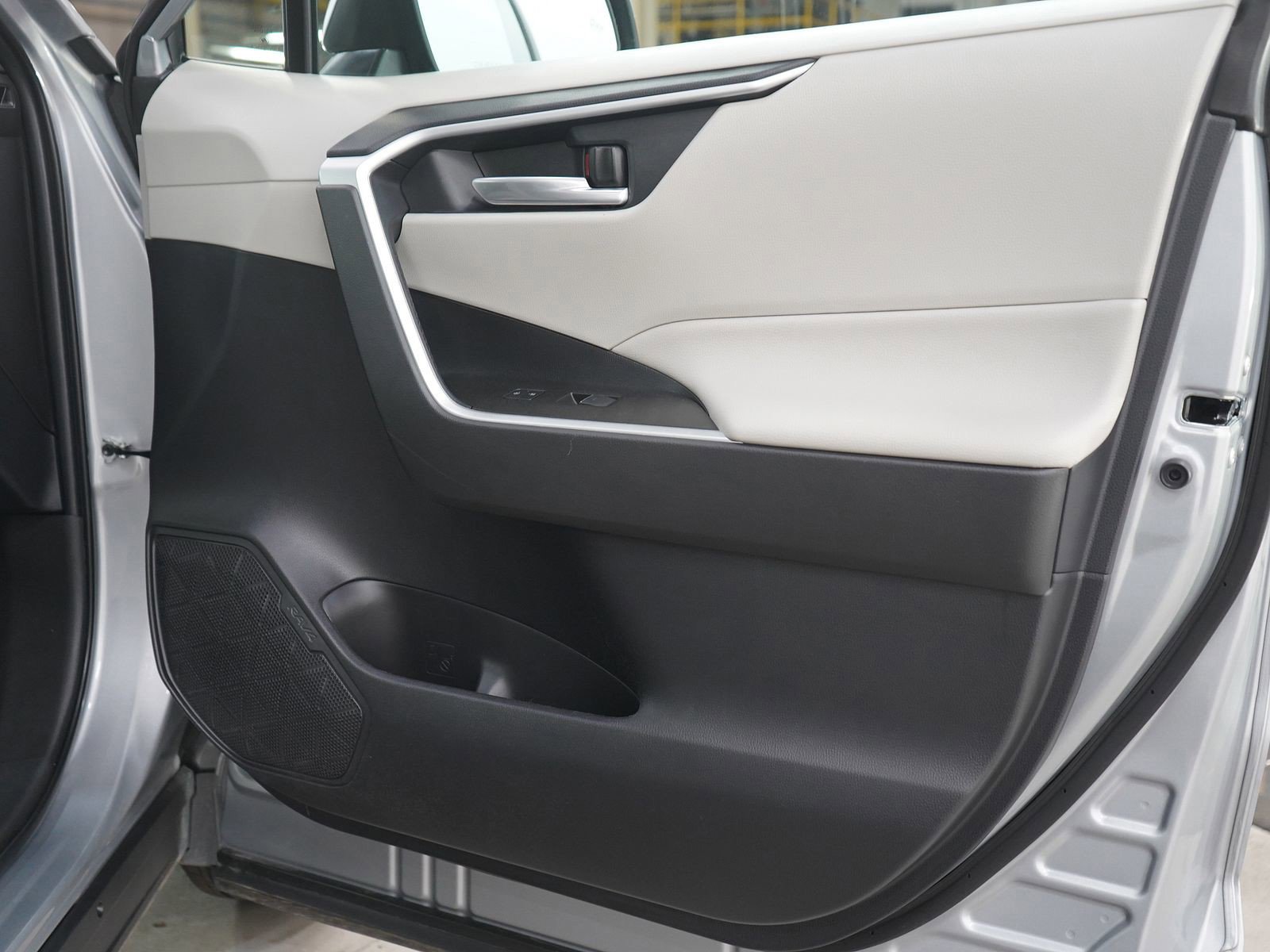 Used 2025 Toyota RAV4 XLE w/ Convenience Package AWD/4WD image 9
