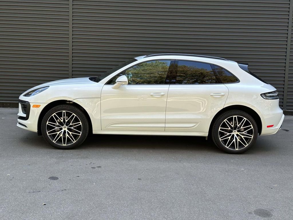 Certified 2025 Porsche Macan image 2