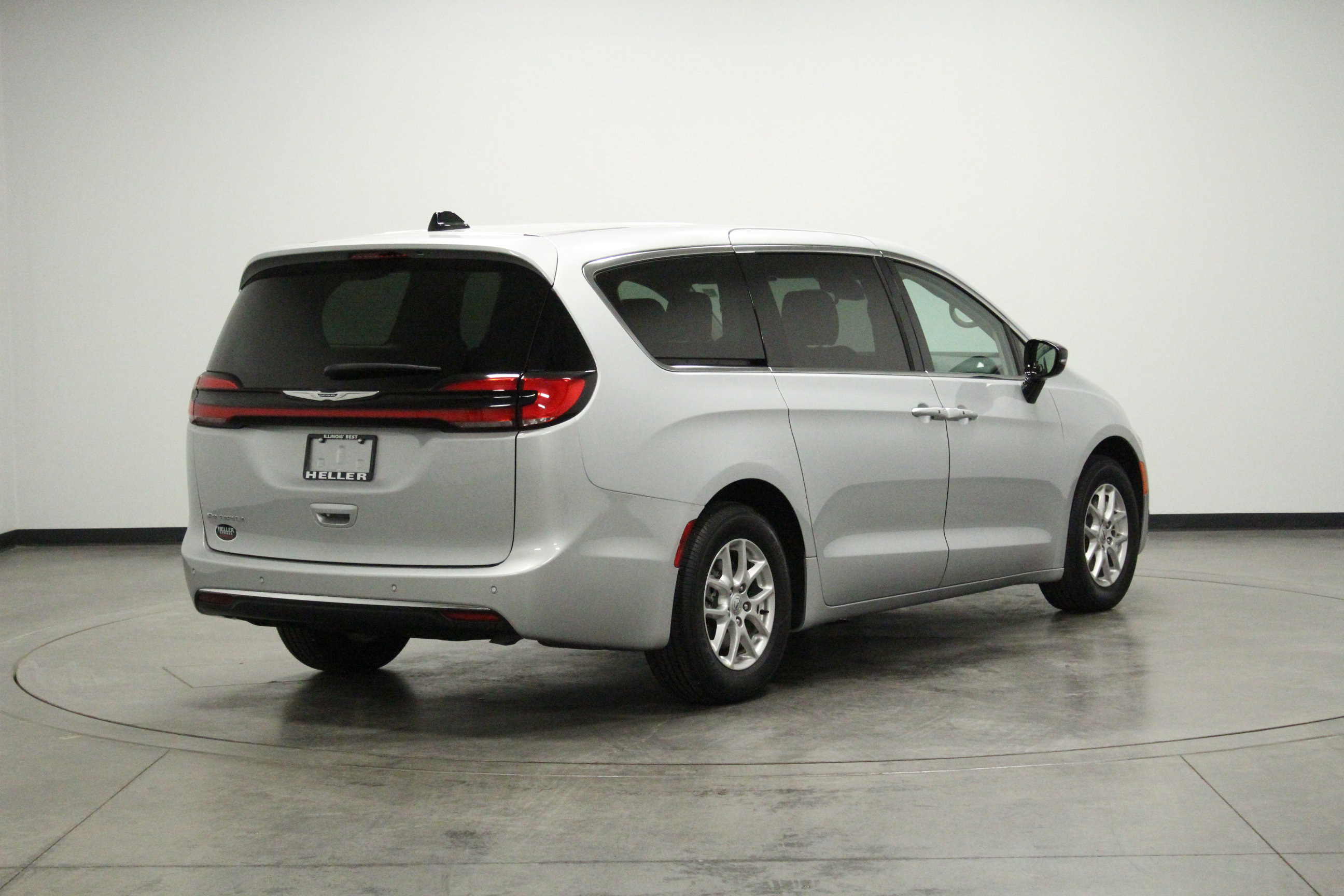 Used 2024 Chrysler Pacifica Touring-L FWD image 8