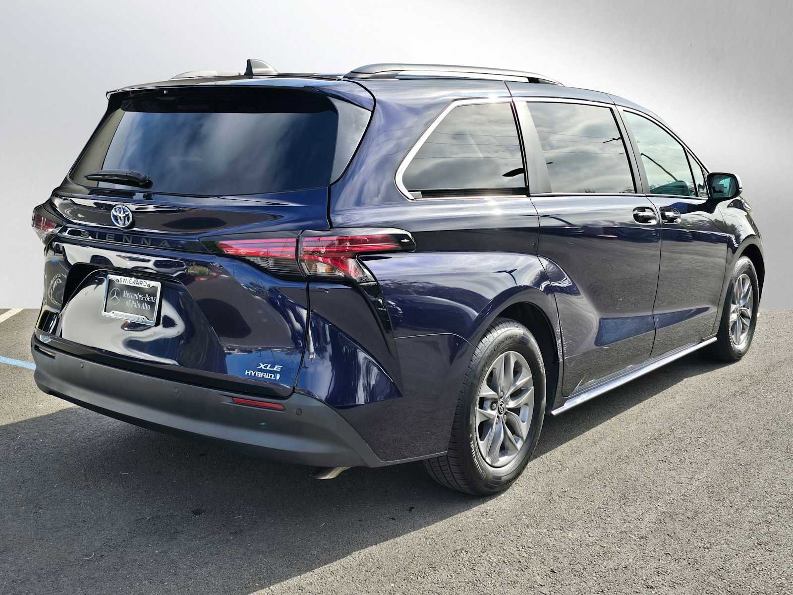 Used 2022 Toyota Sienna XLE image 3