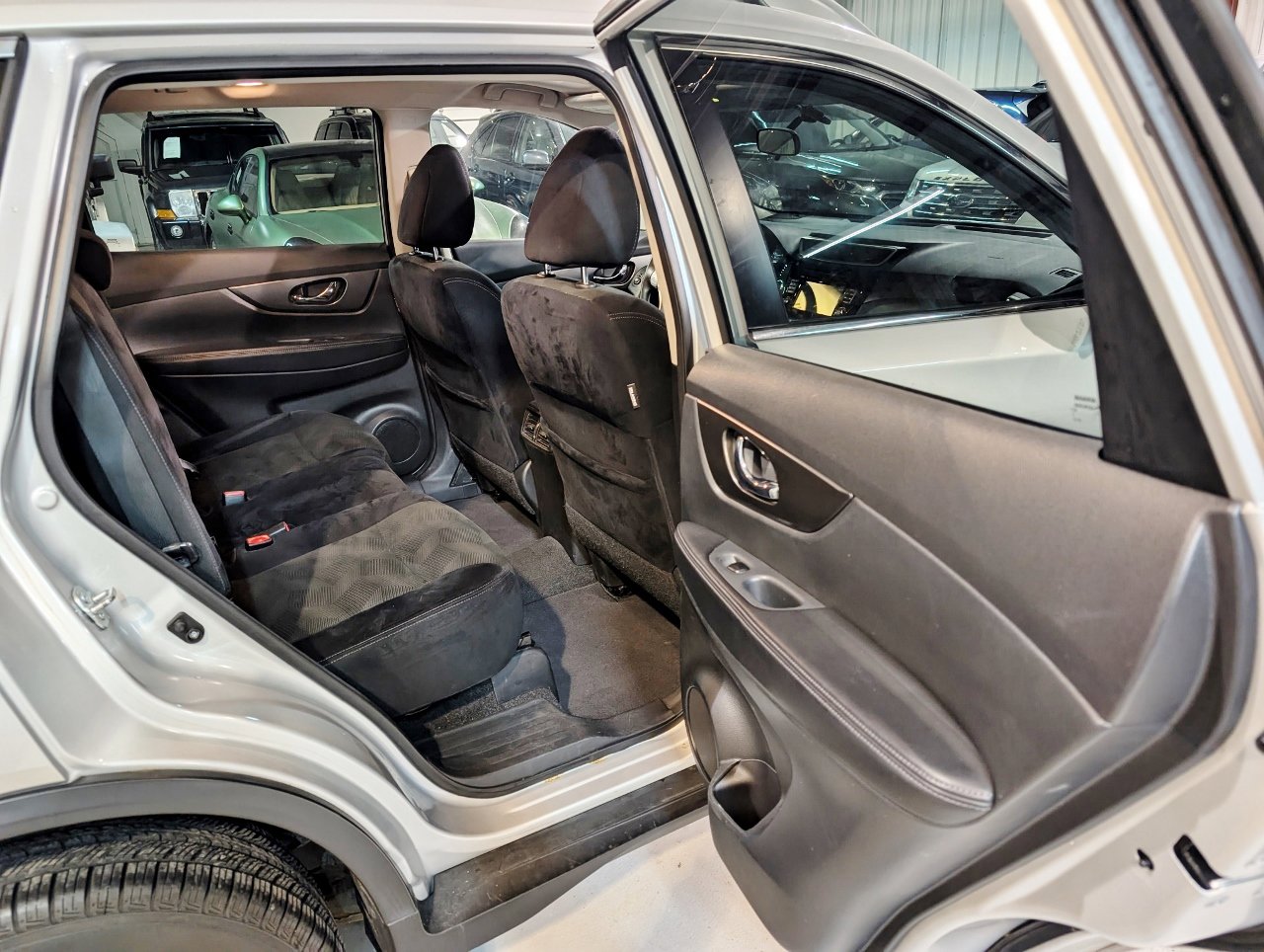Used 2015 Nissan Rogue SV w/ SV Premium Package image 28