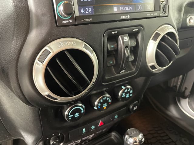 Used 2018 Jeep Wrangler Unlimited Sahara w/ Connectivity Group AWD/4WD image 9