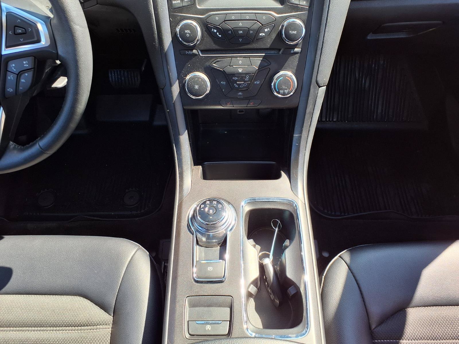 Used 2018 Ford Fusion SE w/ Equipment Group 201A FWD image 19