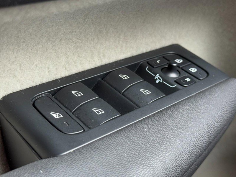 Certified 2023 Volvo XC40 B5 Ultimate w/ Protection Package Premier image 23