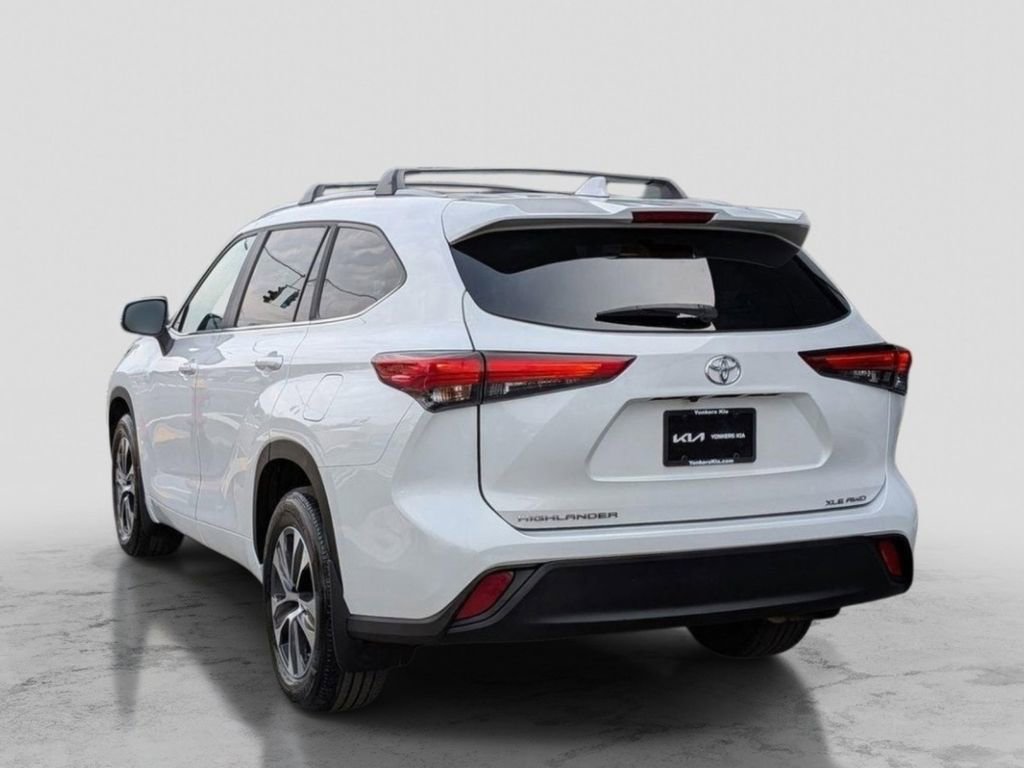 Used 2023 Toyota Highlander XLE AWD/4WD image 11