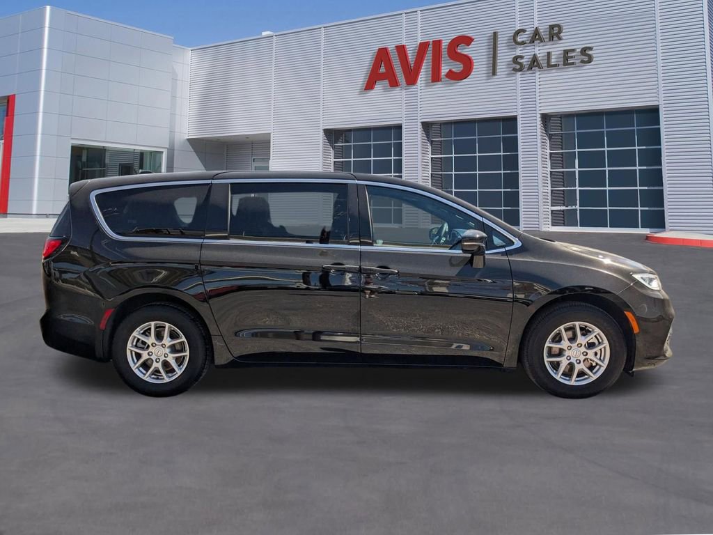 Used 2025 Chrysler Pacifica Select image 7