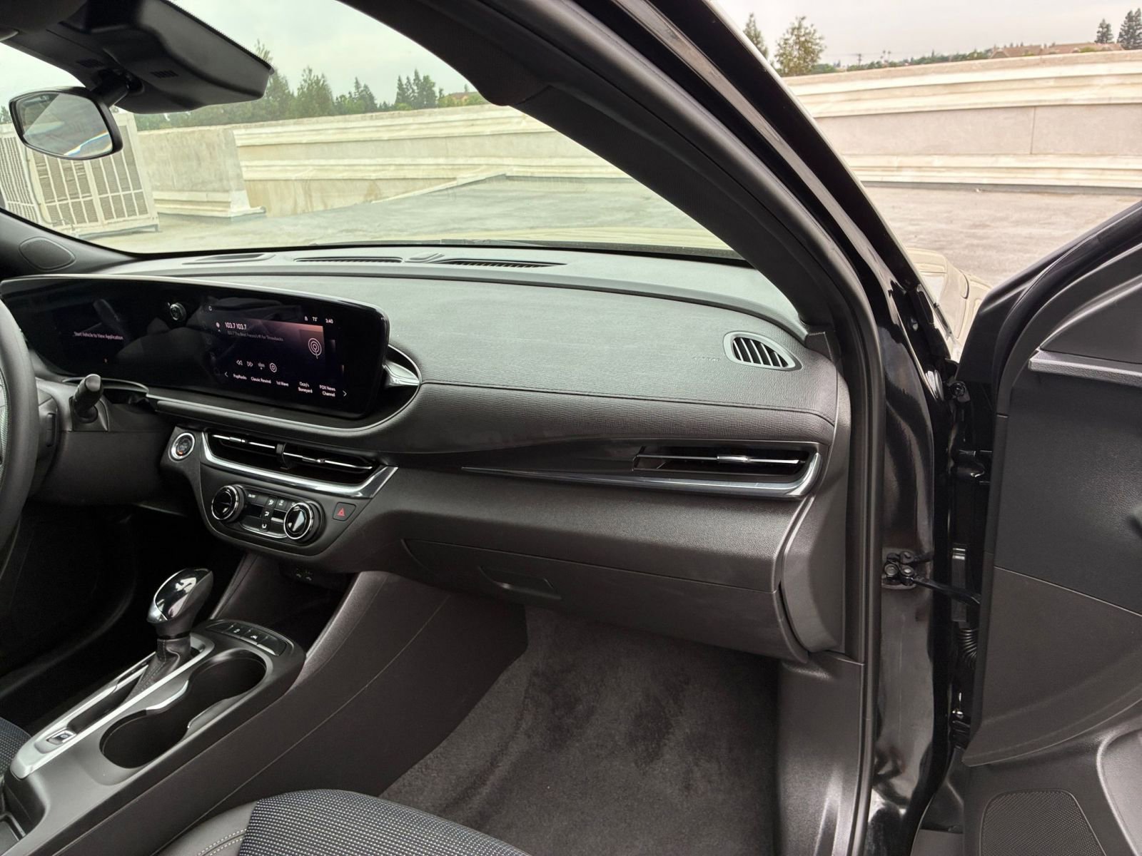 Used 2025 Buick Envista Preferred image 34