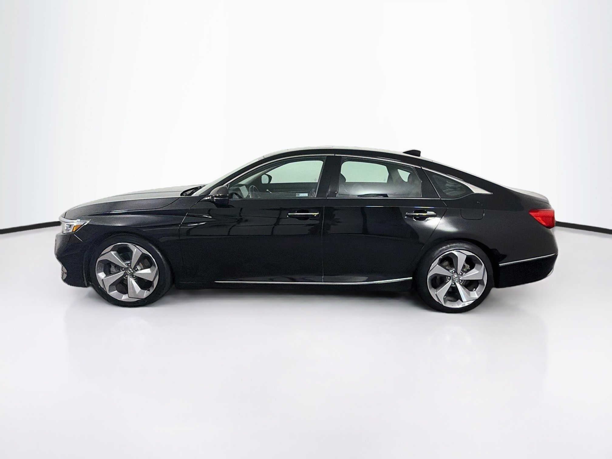 Used 2018 Honda Accord Touring image 4