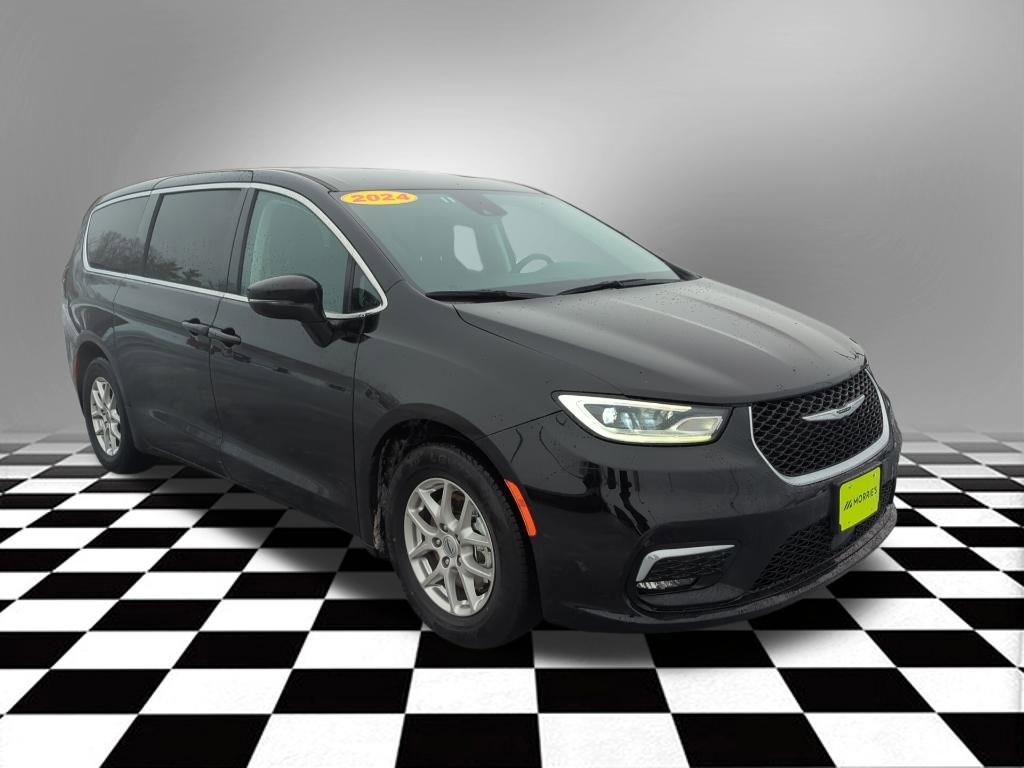 Used 2024 Chrysler Pacifica Touring-L image 5