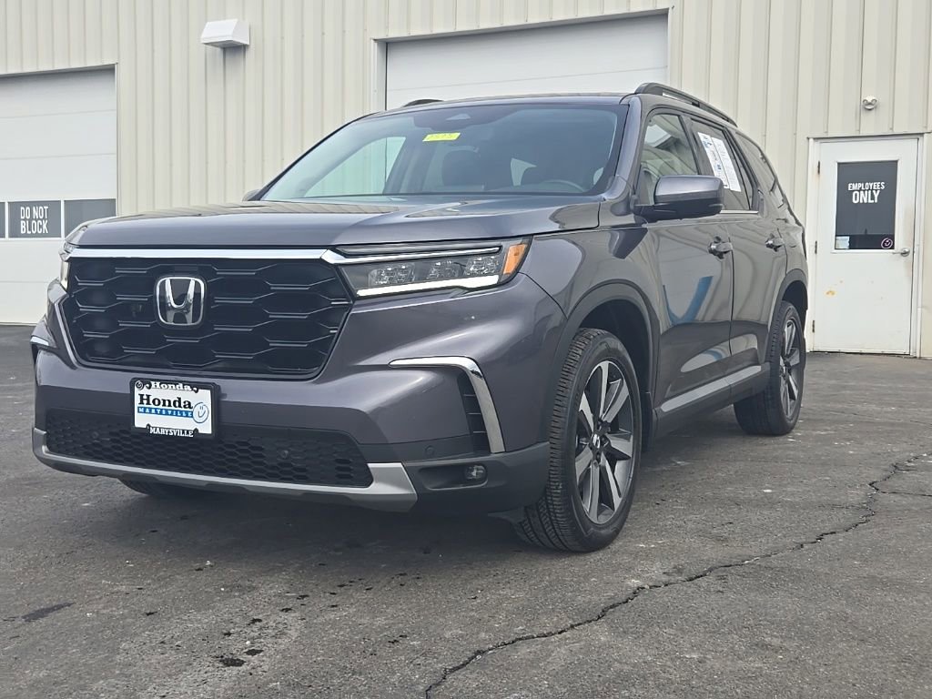Used 2025 Honda Pilot Touring image 3