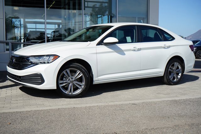 Used 2023 Volkswagen Jetta SE image 3