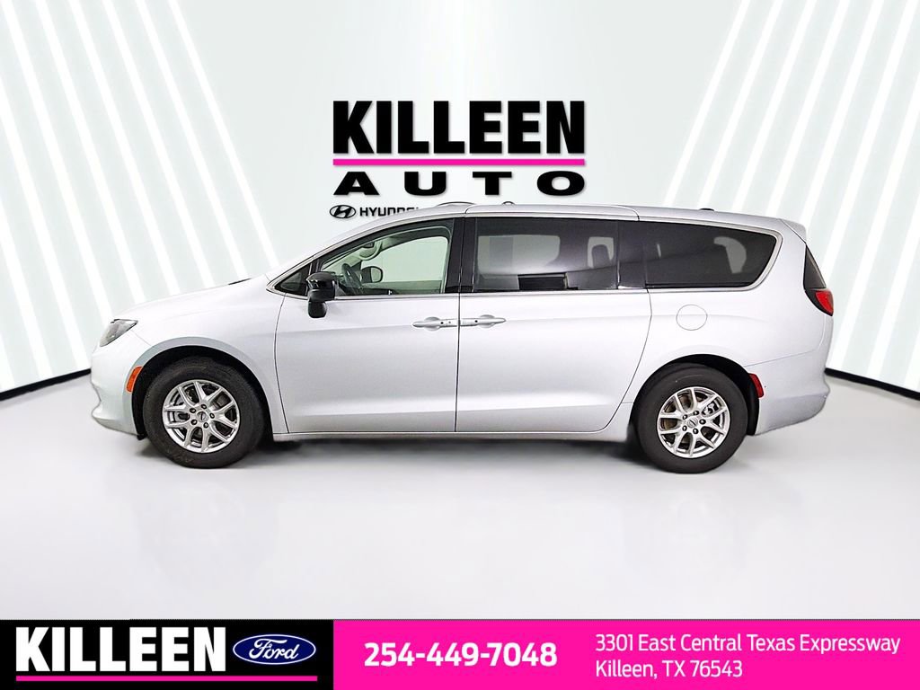 Used 2024 Chrysler Voyager LX image 4