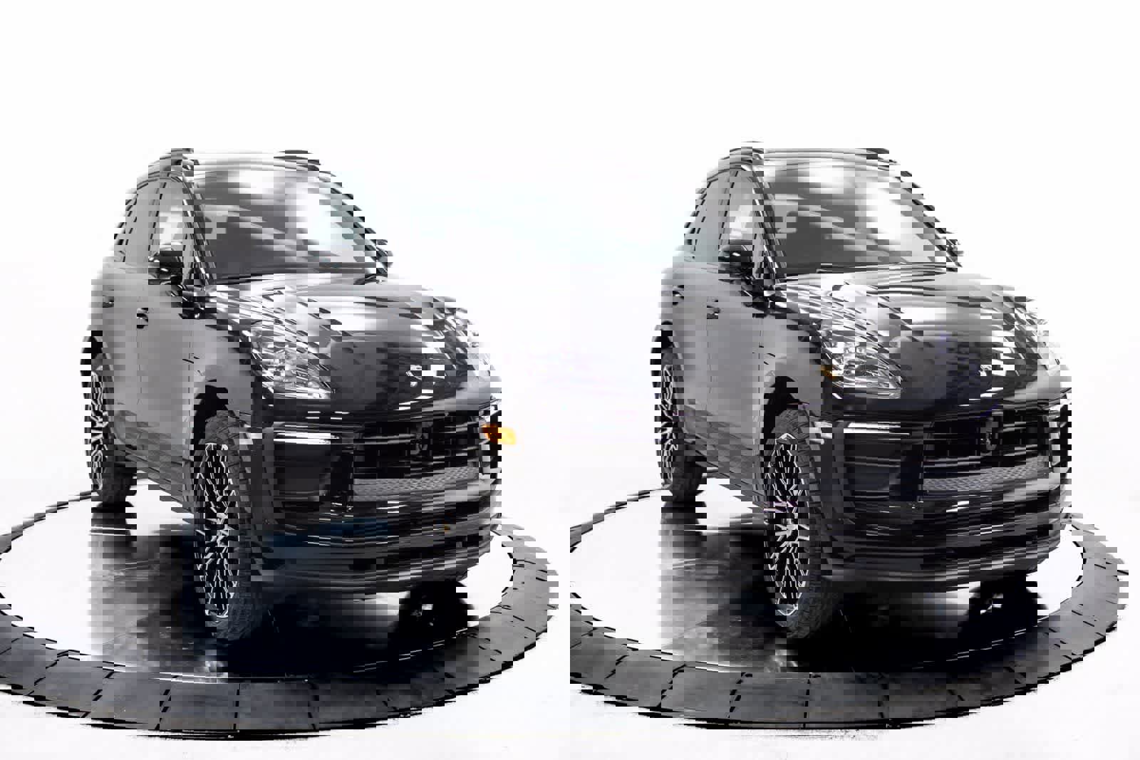 Certified 2025 Porsche Macan image 9