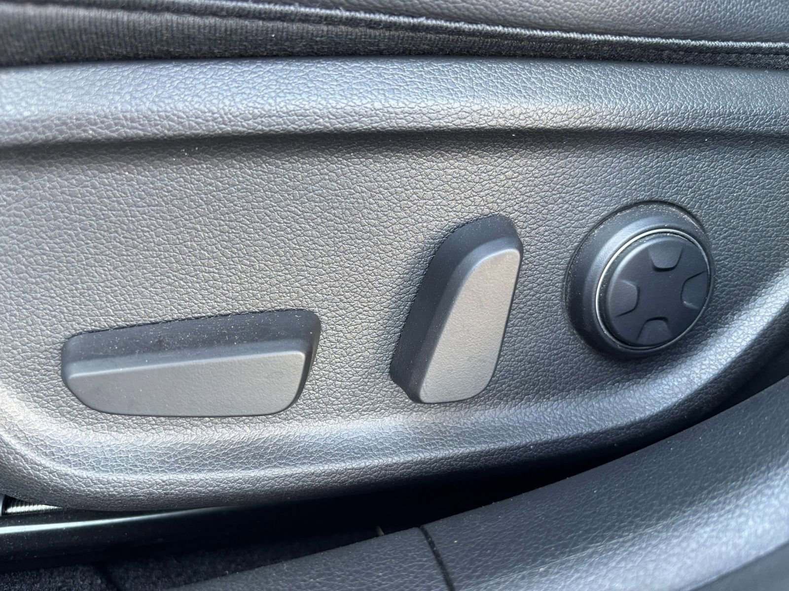 Used 2025 Genesis G70 2.5T image 23