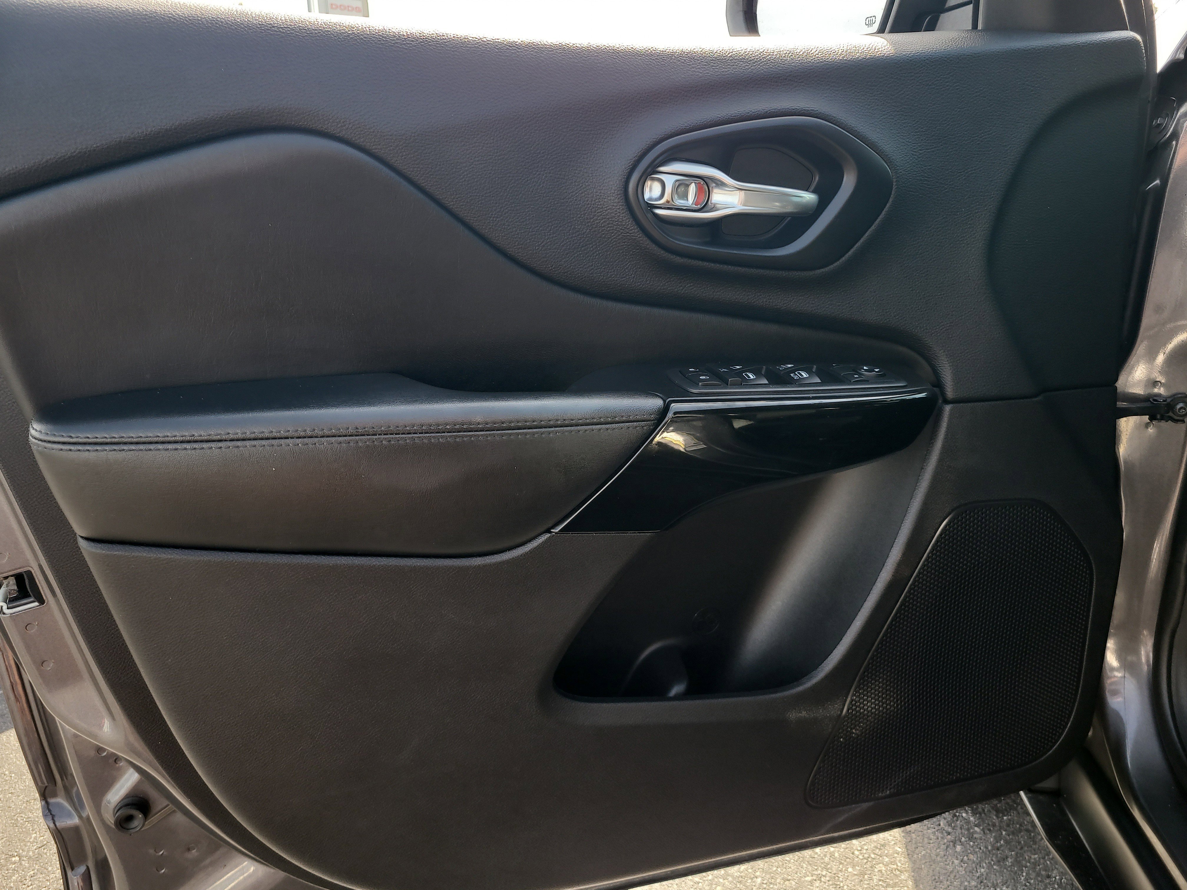 Used 2020 Jeep Cherokee Latitude Plus image 15