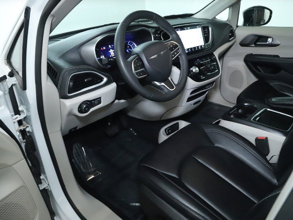 Used 2024 Chrysler Pacifica Select image 17