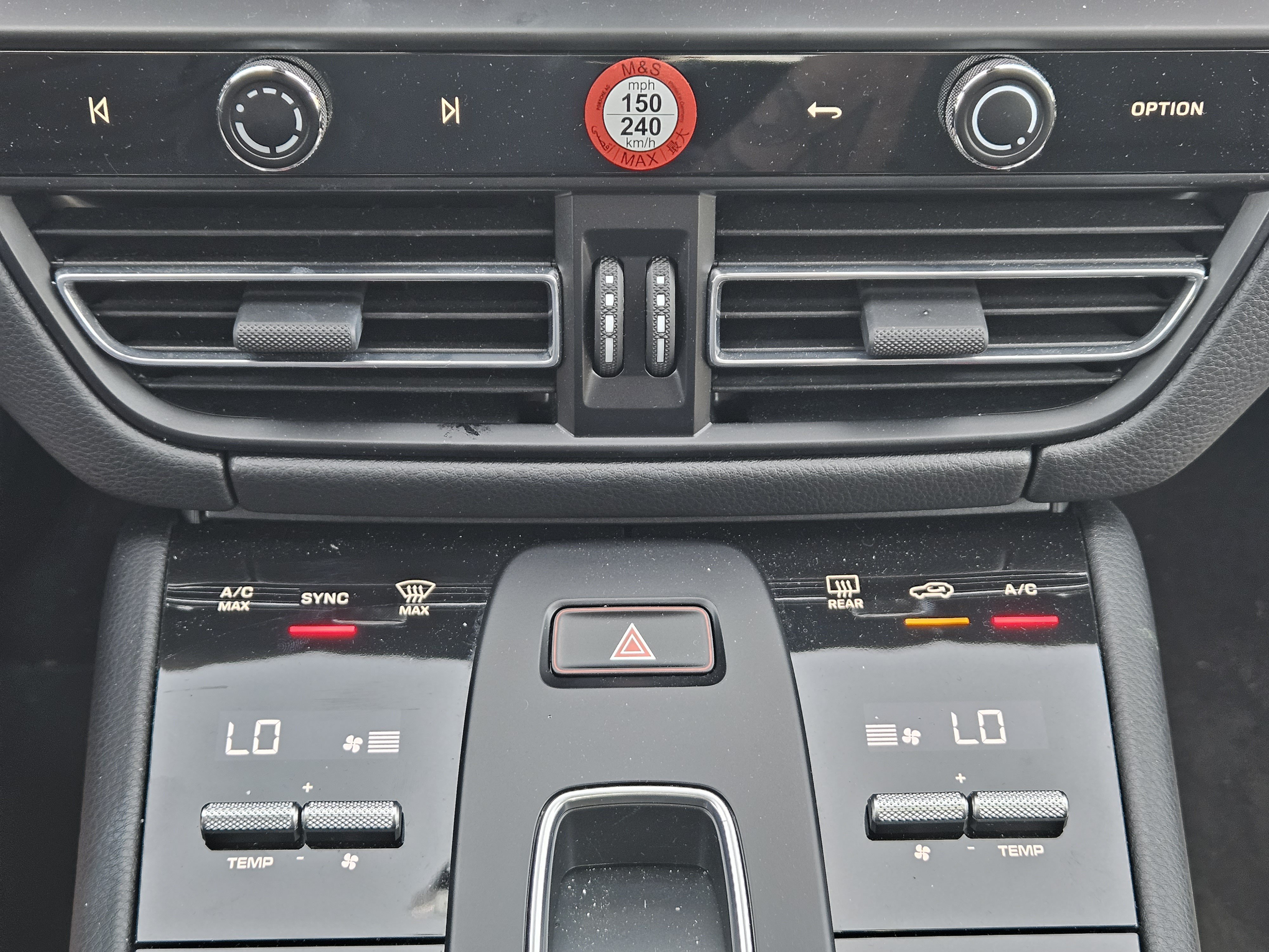 Certified 2024 Porsche Macan S AWD/4WD image 19