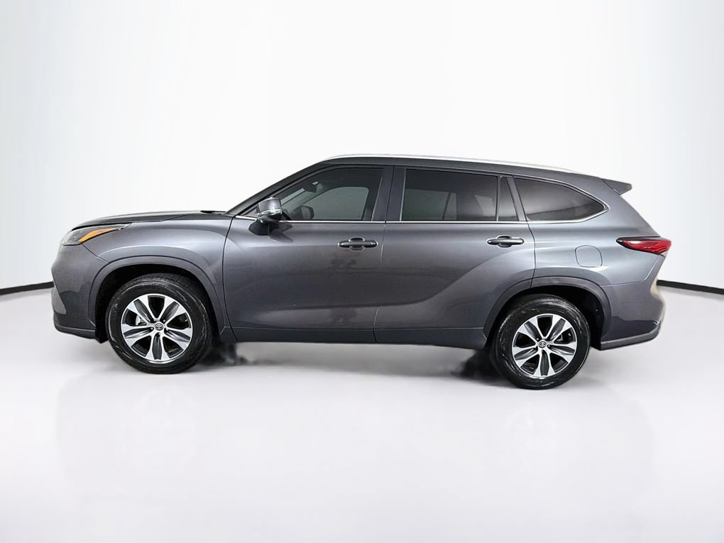 Used 2023 Toyota Highlander XLE FWD image 6