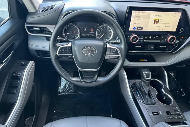 Used 2023 Toyota Highlander XLE FWD image 16