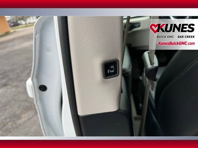 Used 2024 Chrysler Pacifica Select FWD image 17