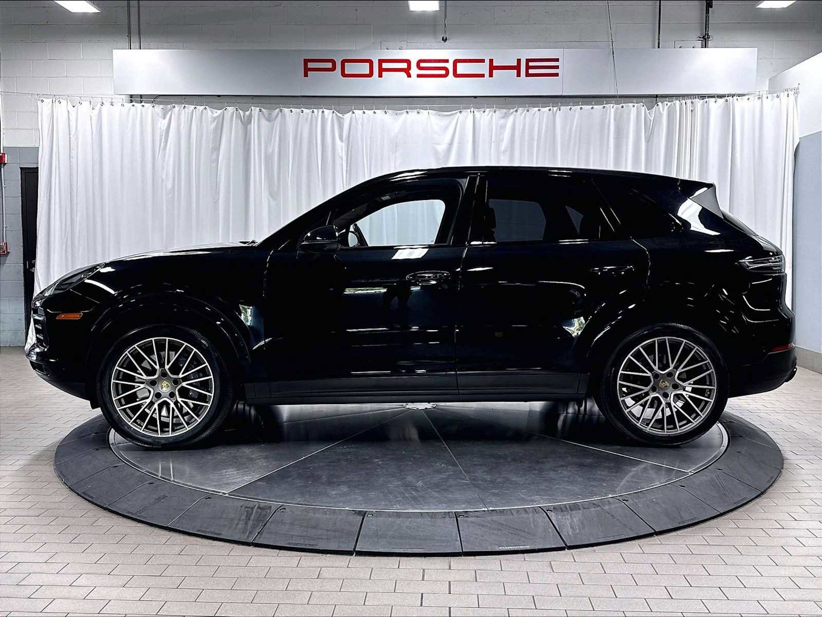 Used 2023 Porsche Cayenne Platinum Edition AWD/4WD image 2