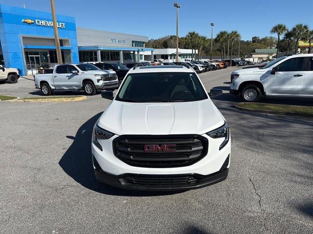 Used 2021 GMC Terrain SLE w/ Driver Convenience Package FWD image 2