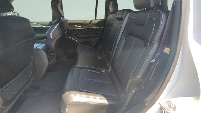 Used 2023 Jeep Grand Cherokee Overland w/ Luxury Tech Group IV AWD/4WD image 10