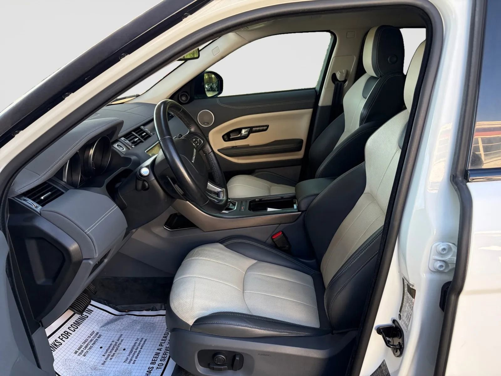 Used 2019 Land Rover Range Rover Evoque SE Premium image 10