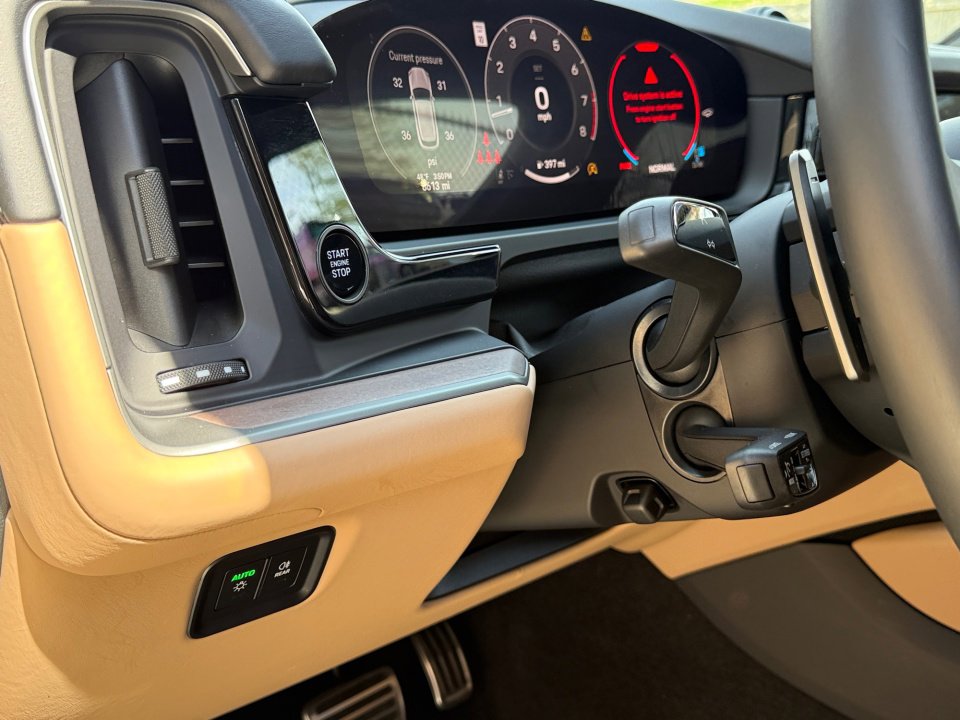 Certified 2025 Porsche Cayenne S image 23