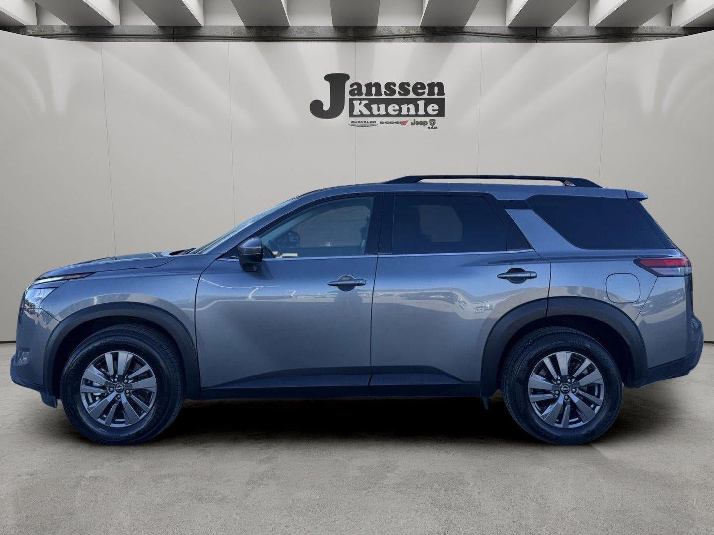 Used 2025 Nissan Pathfinder SV FWD image 1