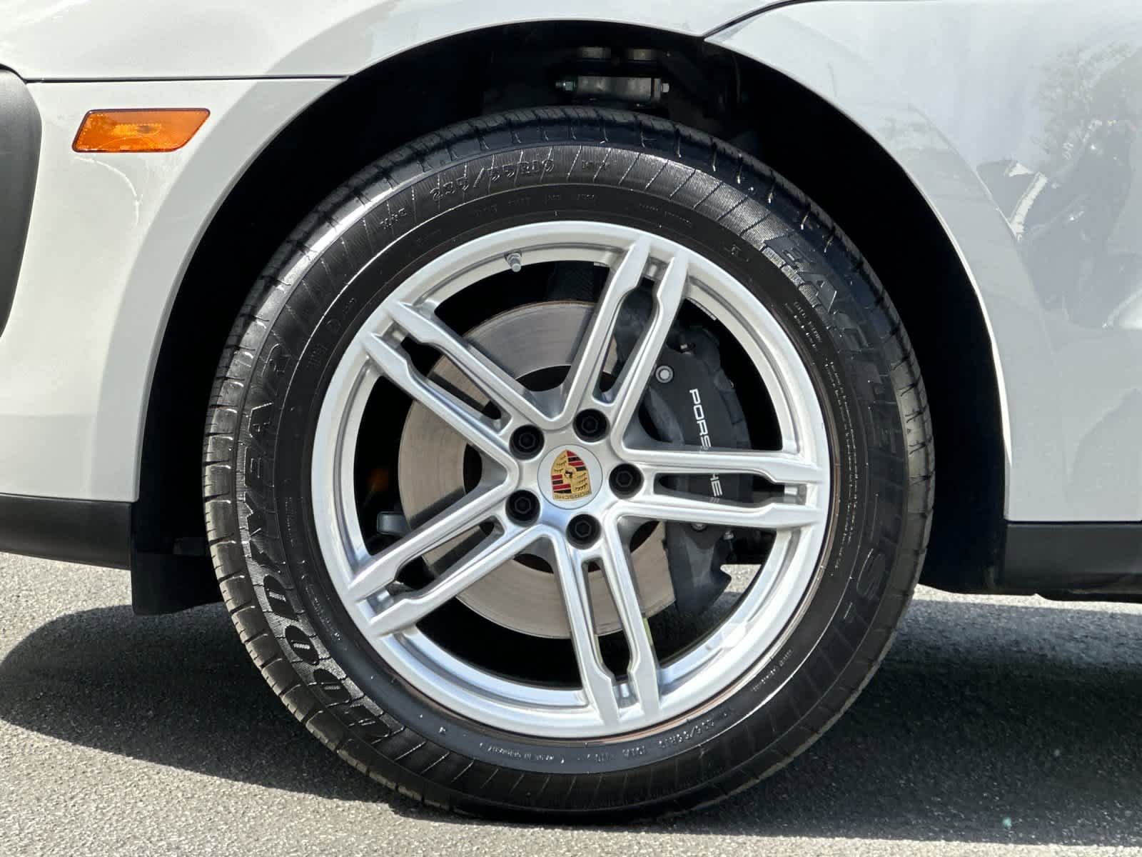 Certified 2025 Porsche Macan AWD/4WD image 30
