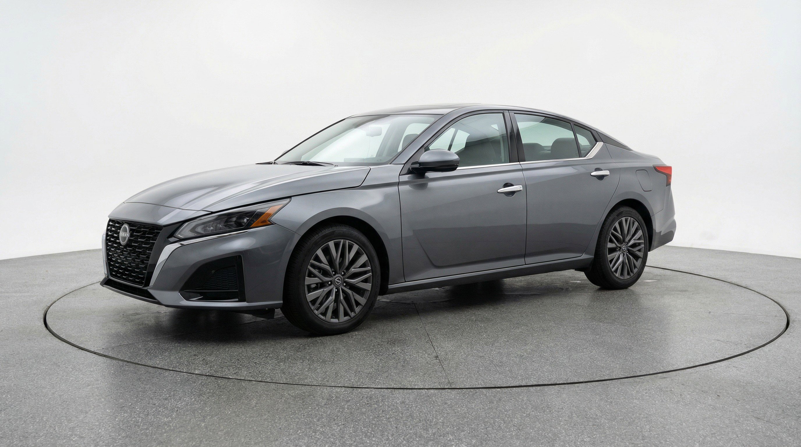 Used 2025 Nissan Altima 2.5 SV image 3