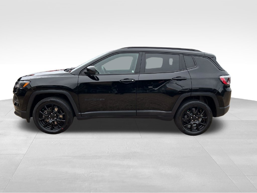 Used 2024 Jeep Compass Latitude w/ Convenience Group AWD/4WD image 2