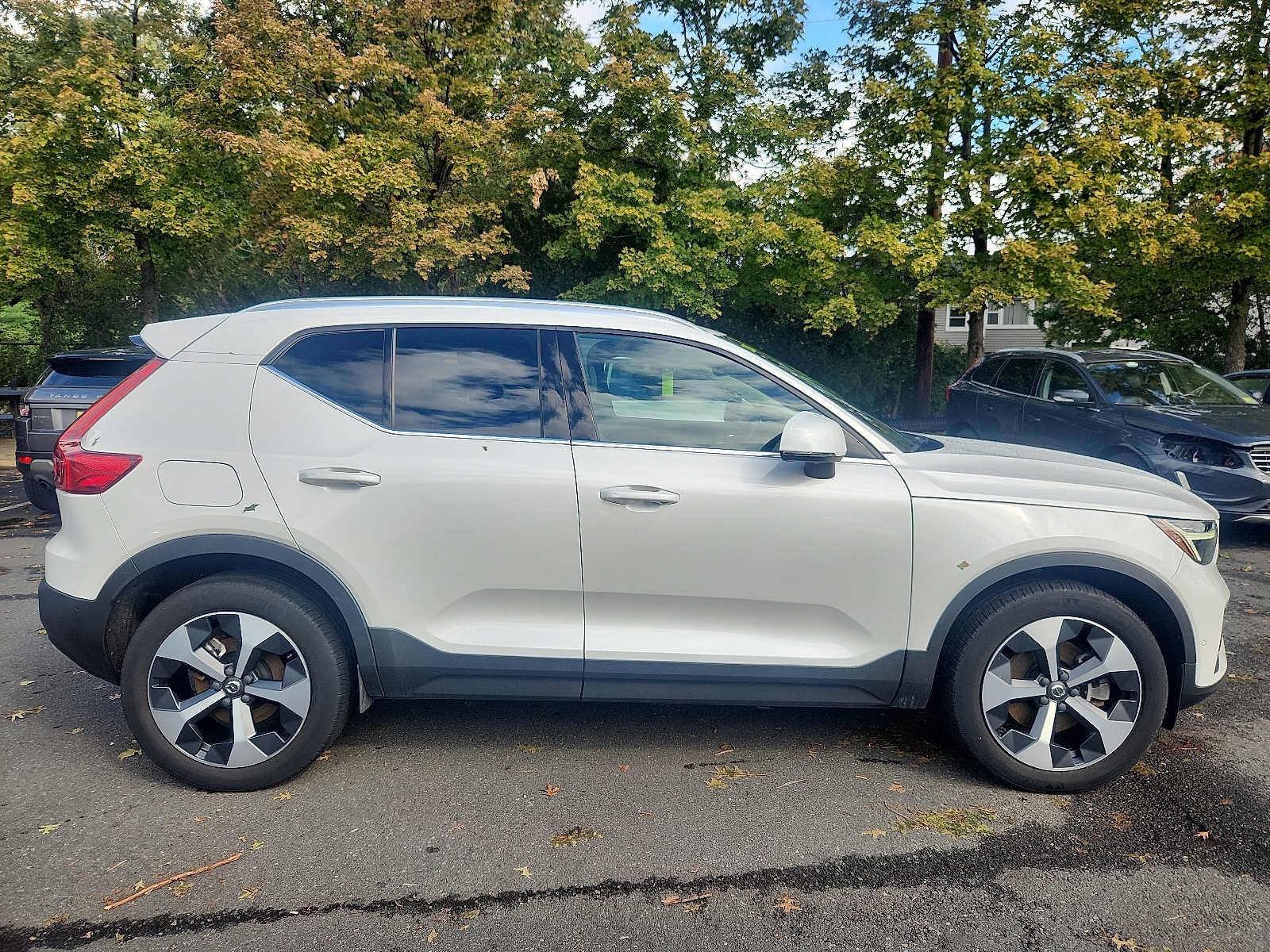 Used 2023 Volvo XC40 B5 Plus w/ Driver Assist Package AWD/4WD image 7