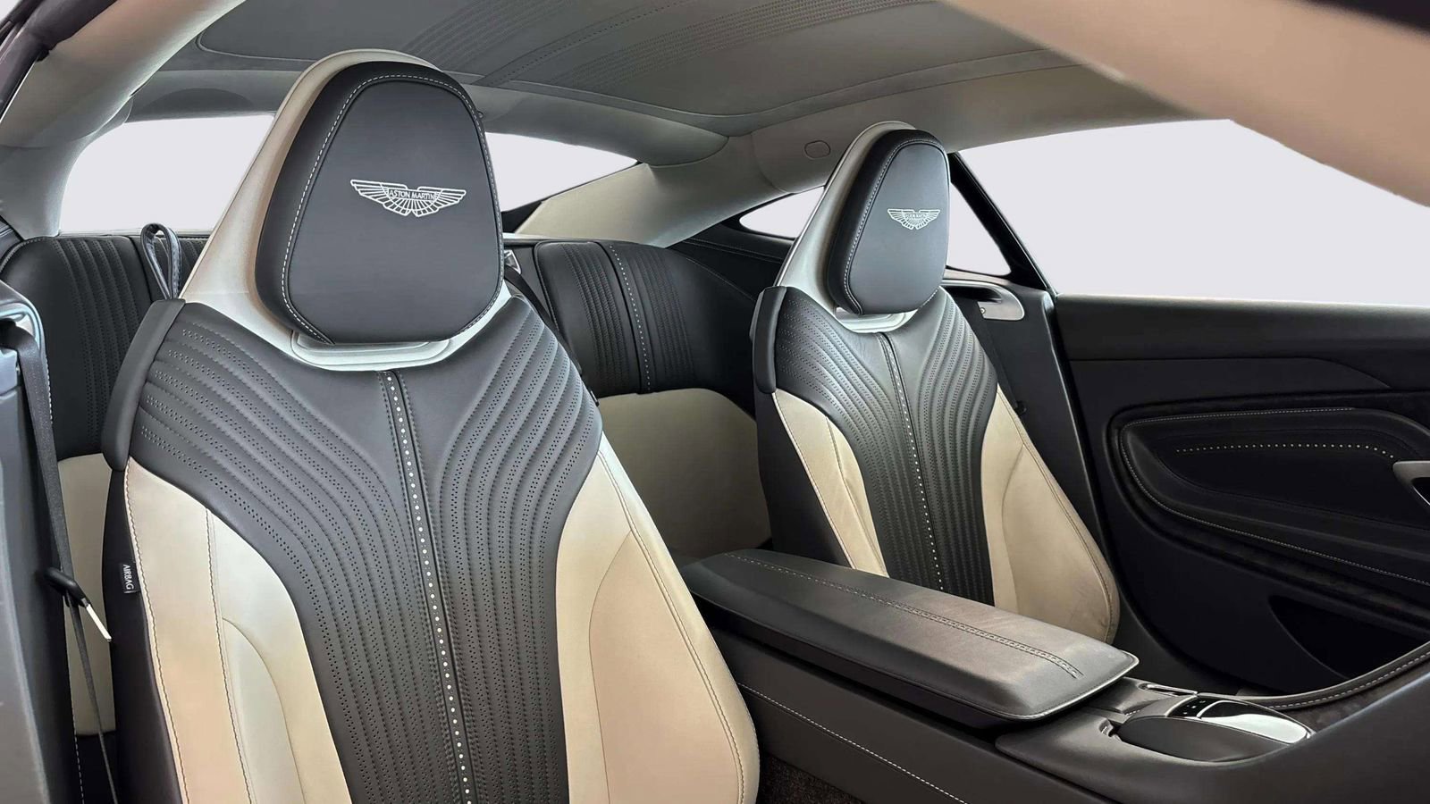 Used 2022 Aston Martin DB11 Coupe image 11