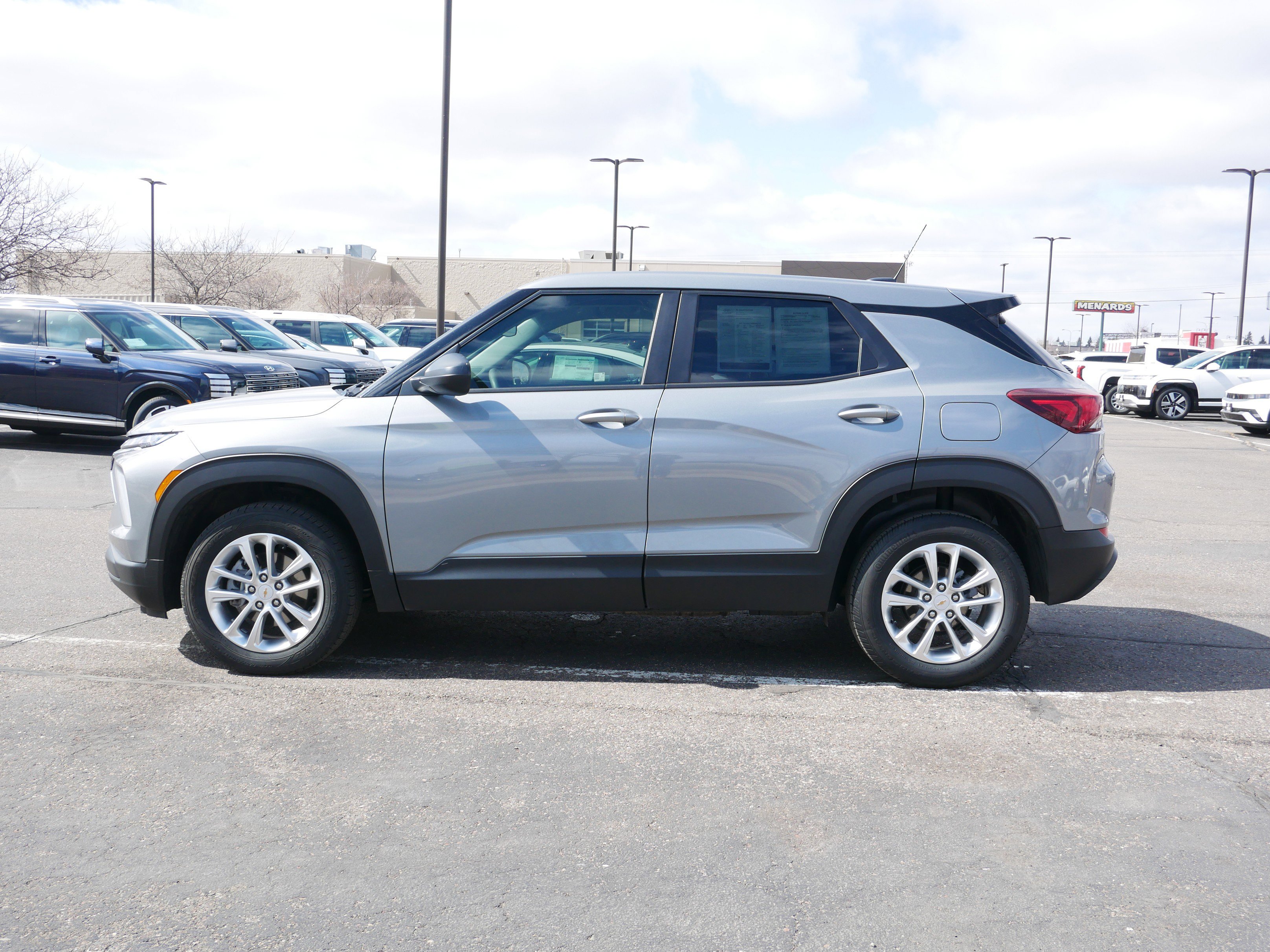Used 2025 Chevrolet TrailBlazer LS w/ LS Convenience Package AWD/4WD image 2