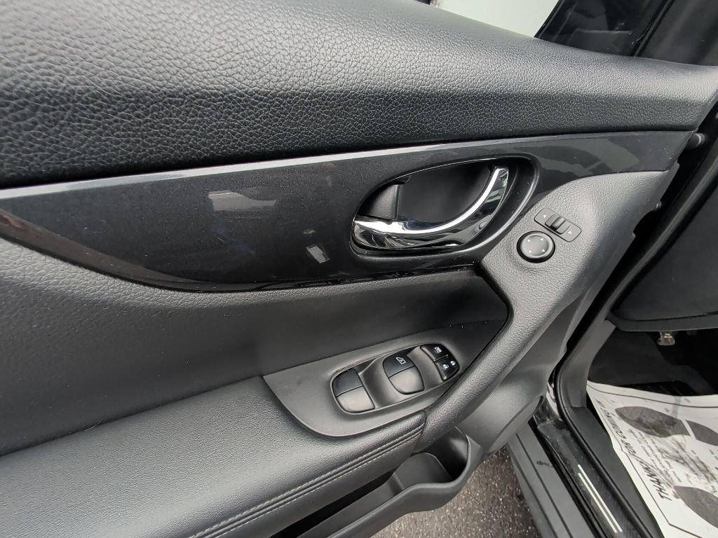 Used 2019 Nissan Rogue SV image 11