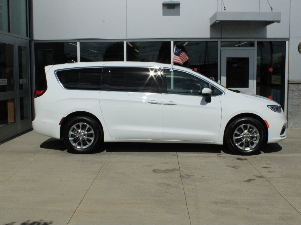 Used 2023 Chrysler Pacifica Touring-L AWD/4WD image 4