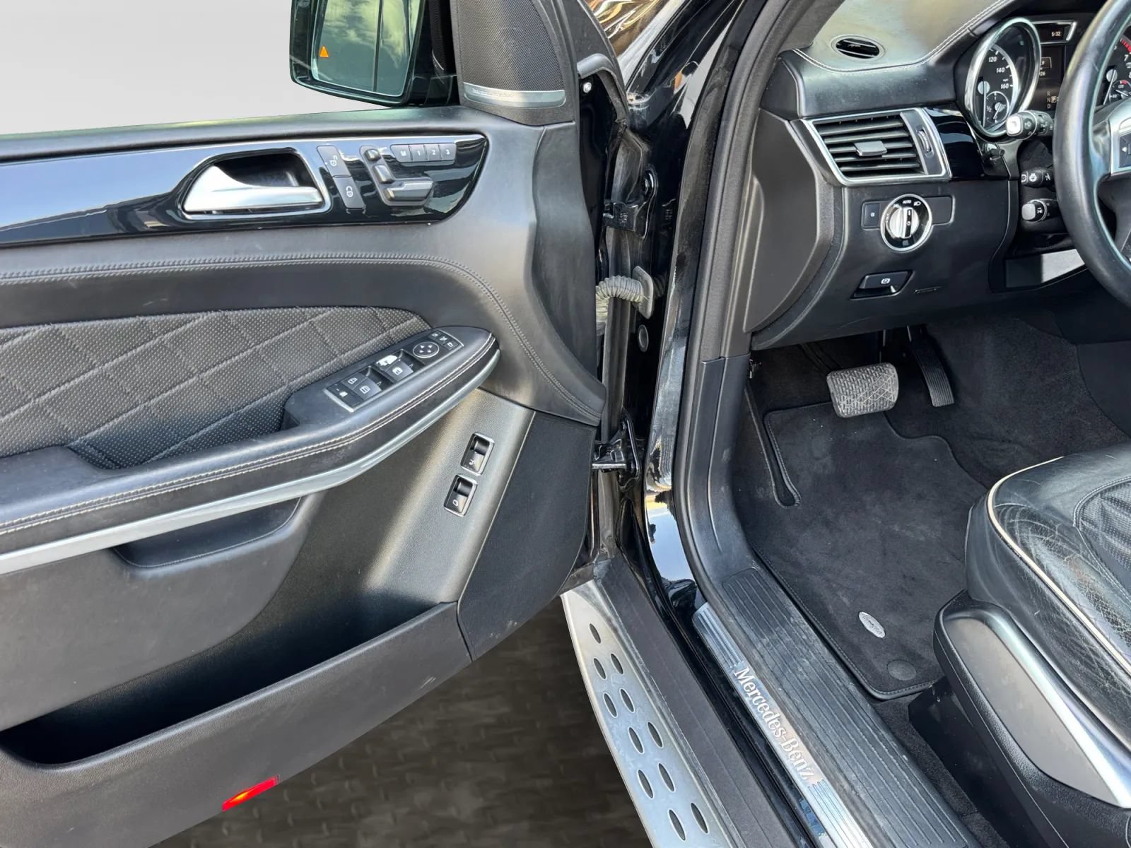 Used 2016 Mercedes-Benz GL 550 4MATIC image 11