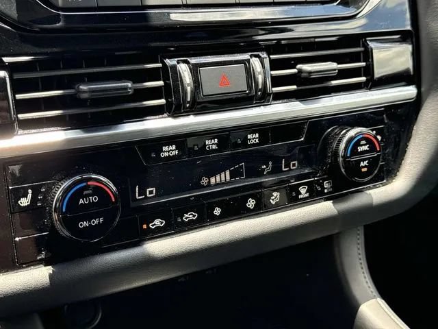 Used 2025 Nissan Pathfinder SV FWD image 41