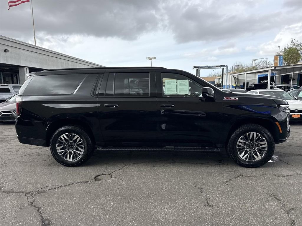 Used 2025 Chevrolet Suburban Z71 image 2