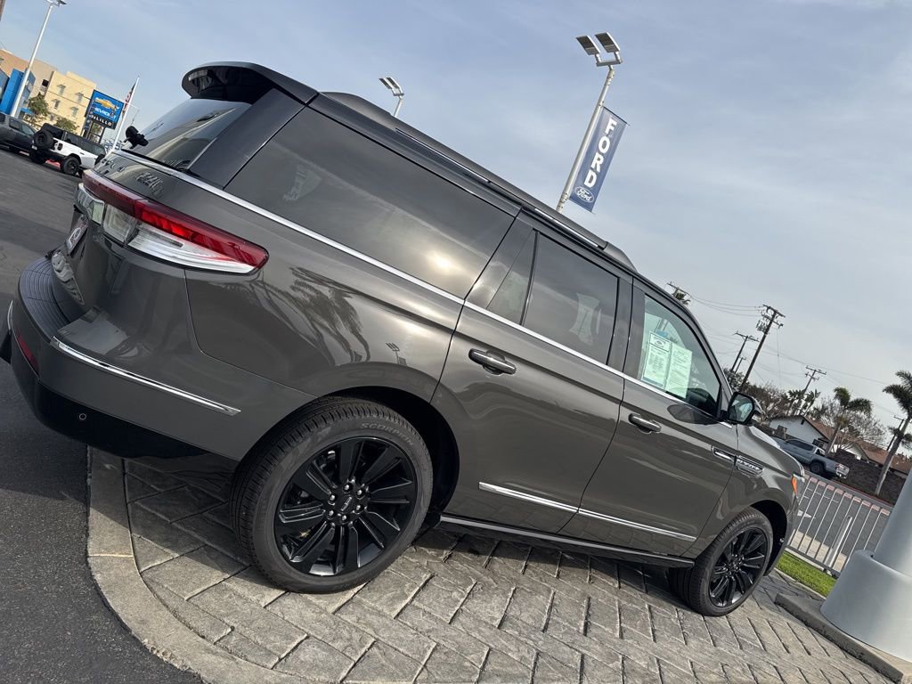 Used 2024 Lincoln Navigator Black Label image 2