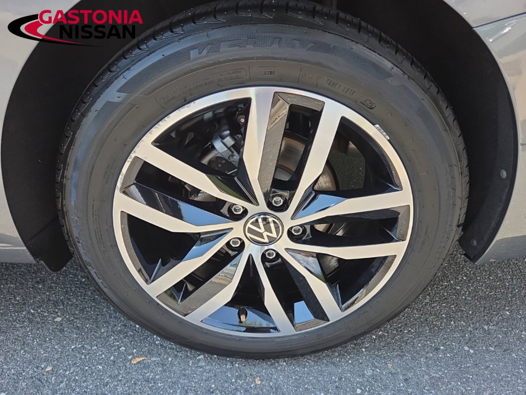 Used 2025 Volkswagen Jetta SE FWD image 14