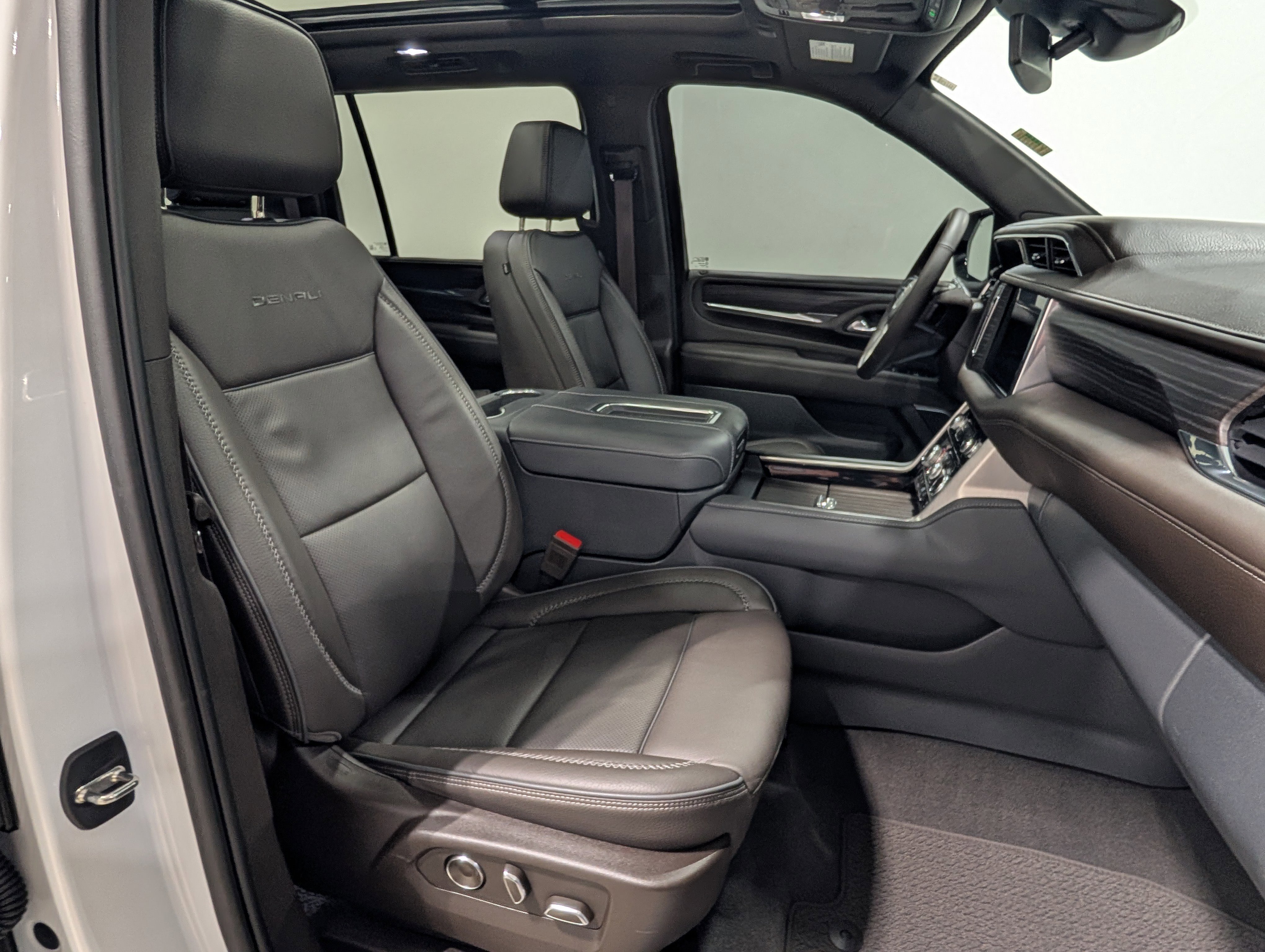 Used 2023 GMC Yukon XL Denali AWD/4WD image 27