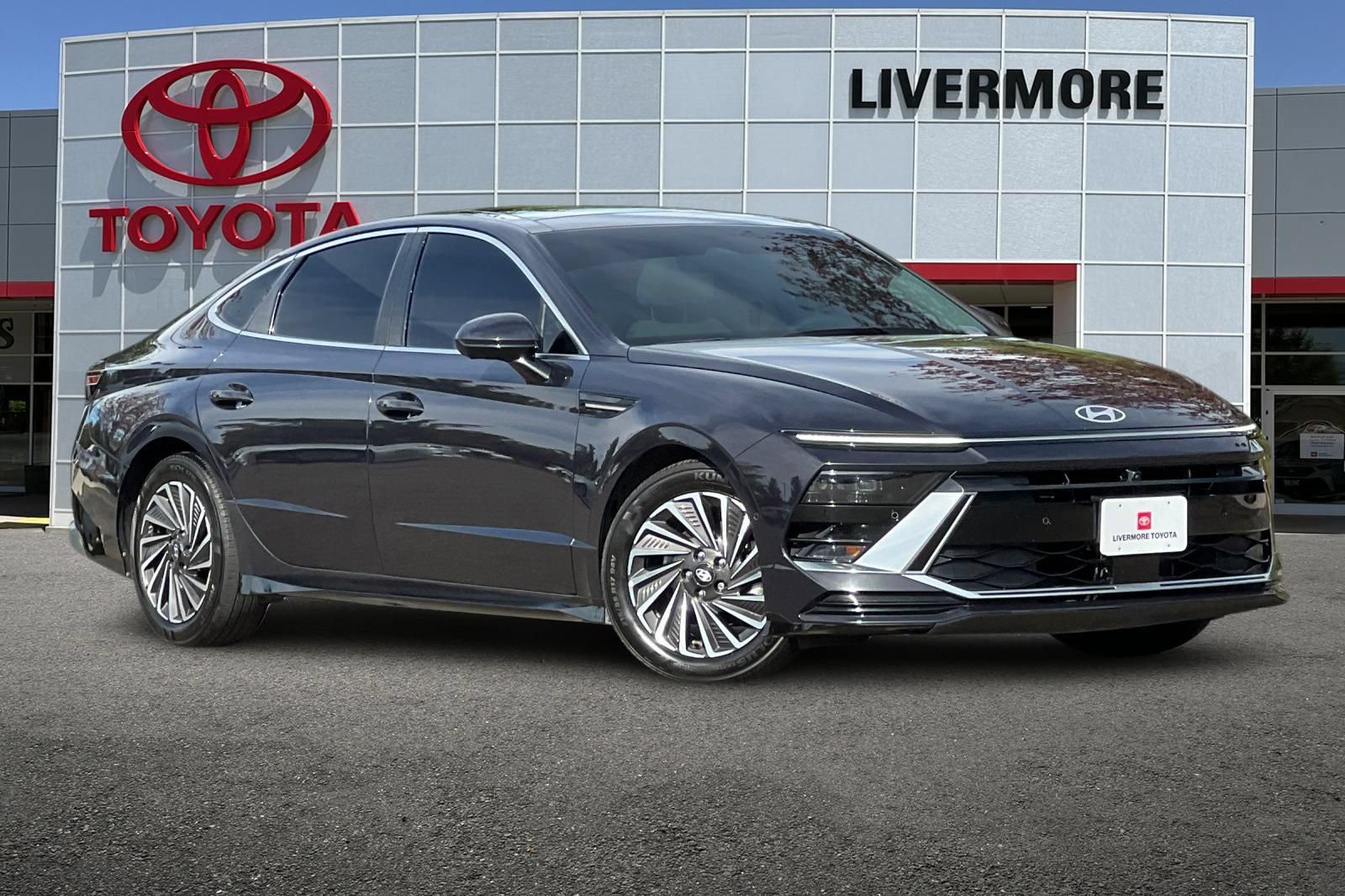Used 2025 Hyundai Sonata Limited FWD image 2
