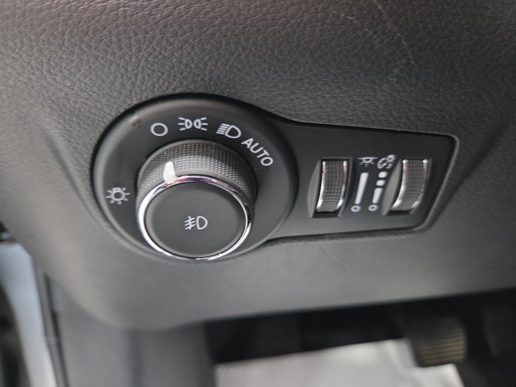 Used 2023 Jeep Compass Latitude AWD/4WD image 34