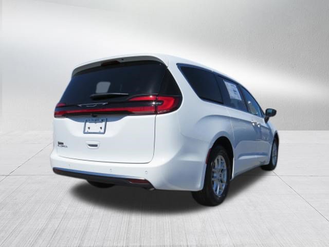 New 2027 Chrysler Pacifica Select FWD image 3