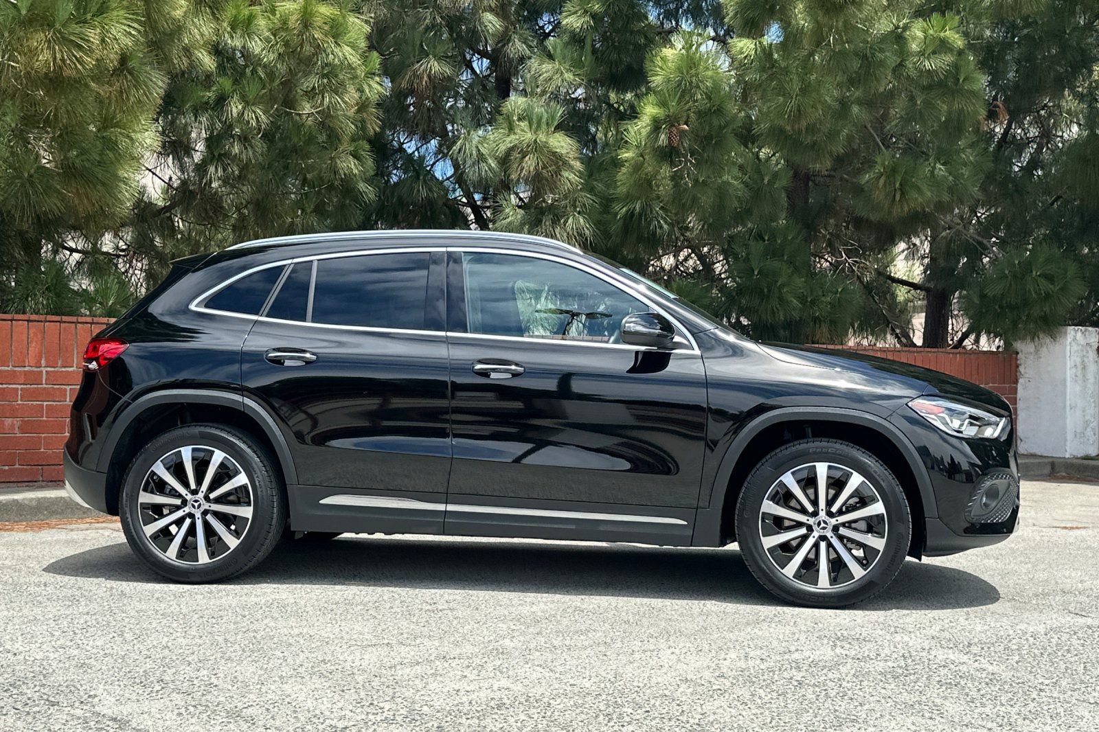 Certified 2023 Mercedes-Benz GLA 250 w/ Premium Package image 3