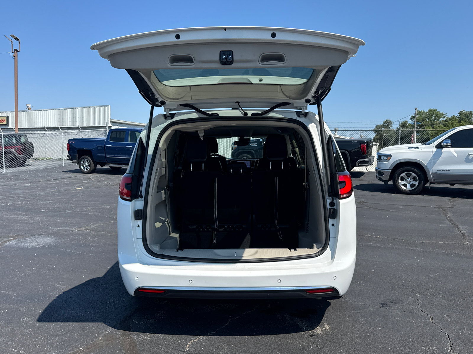 Used 2024 Chrysler Pacifica Touring-L FWD image 19