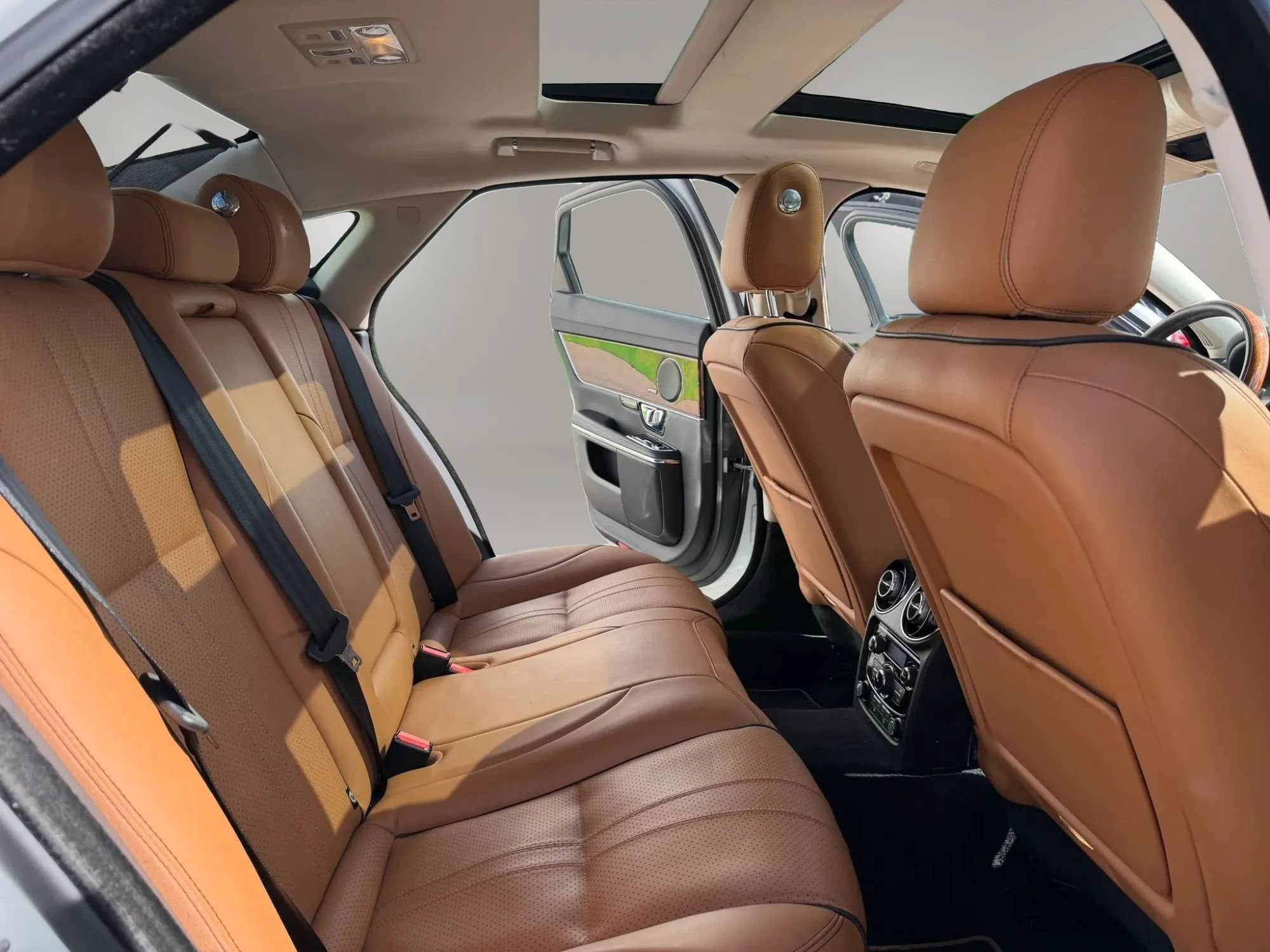 Used 2018 Jaguar XJ R-Sport RWD image 16